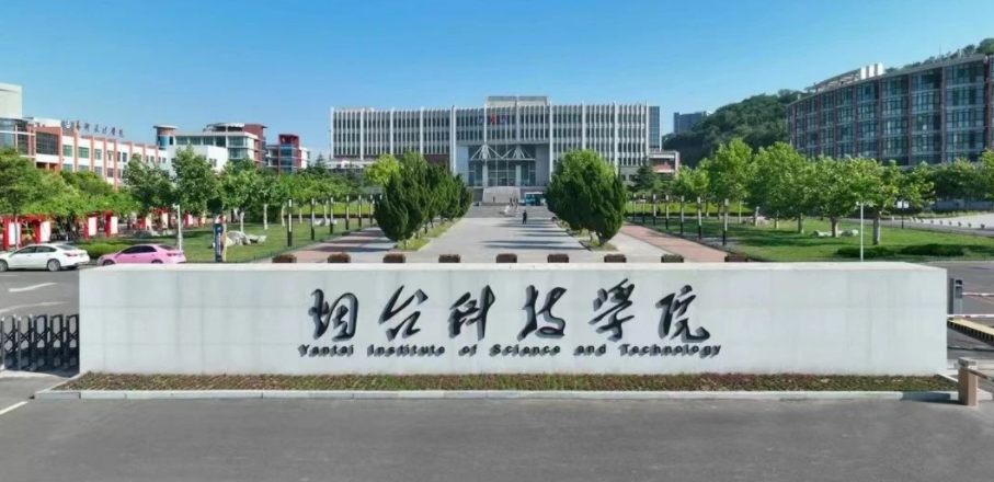 智慧教育新篇章，Amy送餐迎宾机器人协助酒店管理实...
